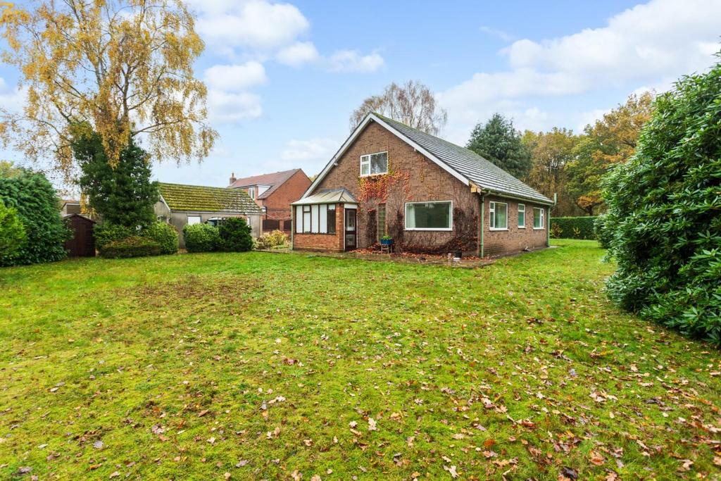 Skipwith, Selby 2 bed detached bungalow for sale - £475,000