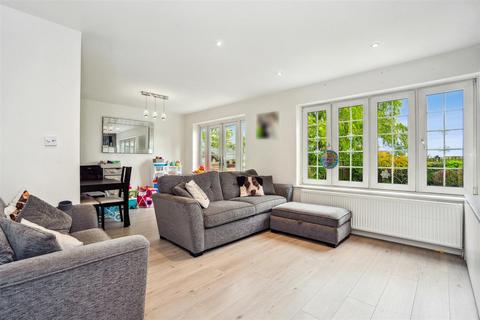 4 bedroom detached house for sale - The Squirrels, Bushey