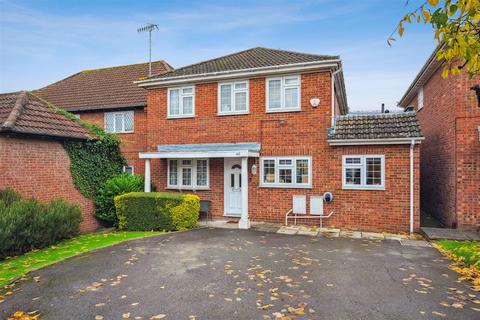 4 bedroom detached house for sale - The Squirrels, Bushey