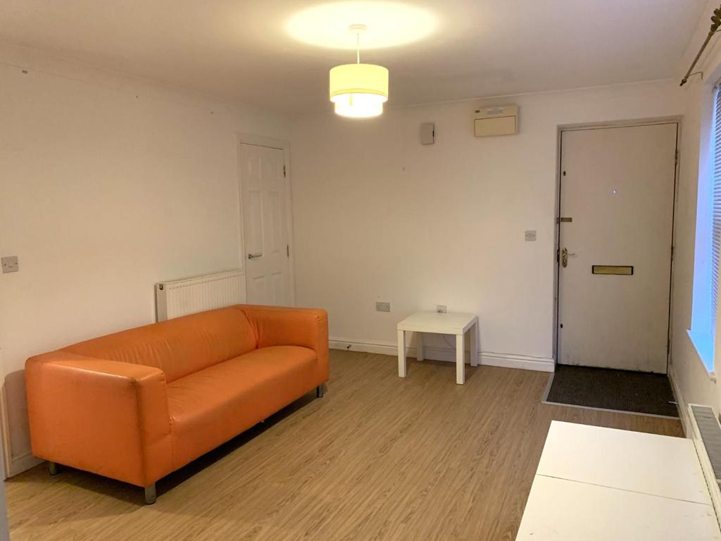 Calver Close, Penryn 2 bed property £1,120 pcm (£258 pw)