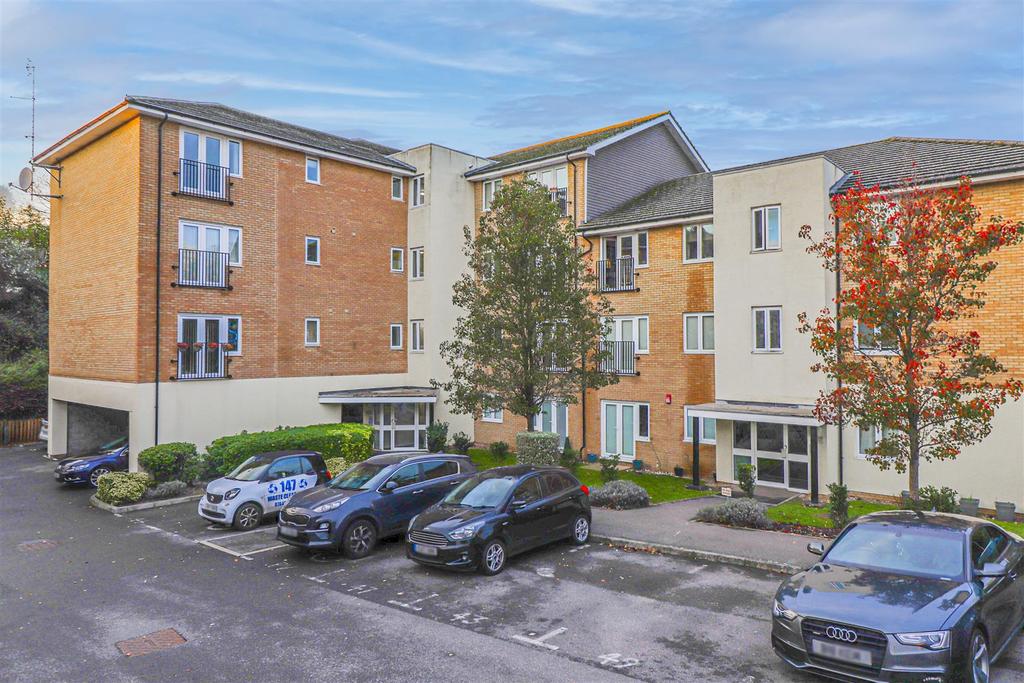Waterfall Close, Hertford Road... 2 bed apartment £1,295 pcm (£299 pw)