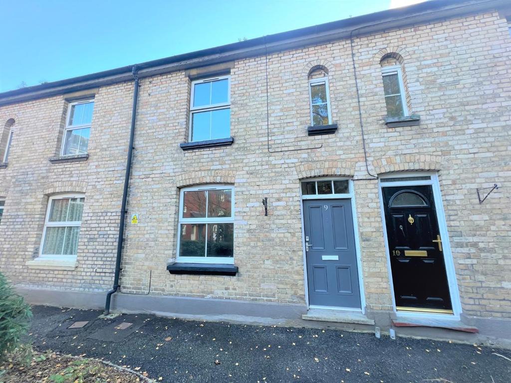 Loverings Court, Barnstaple 2 bed terraced house £725 pcm (£167 pw)