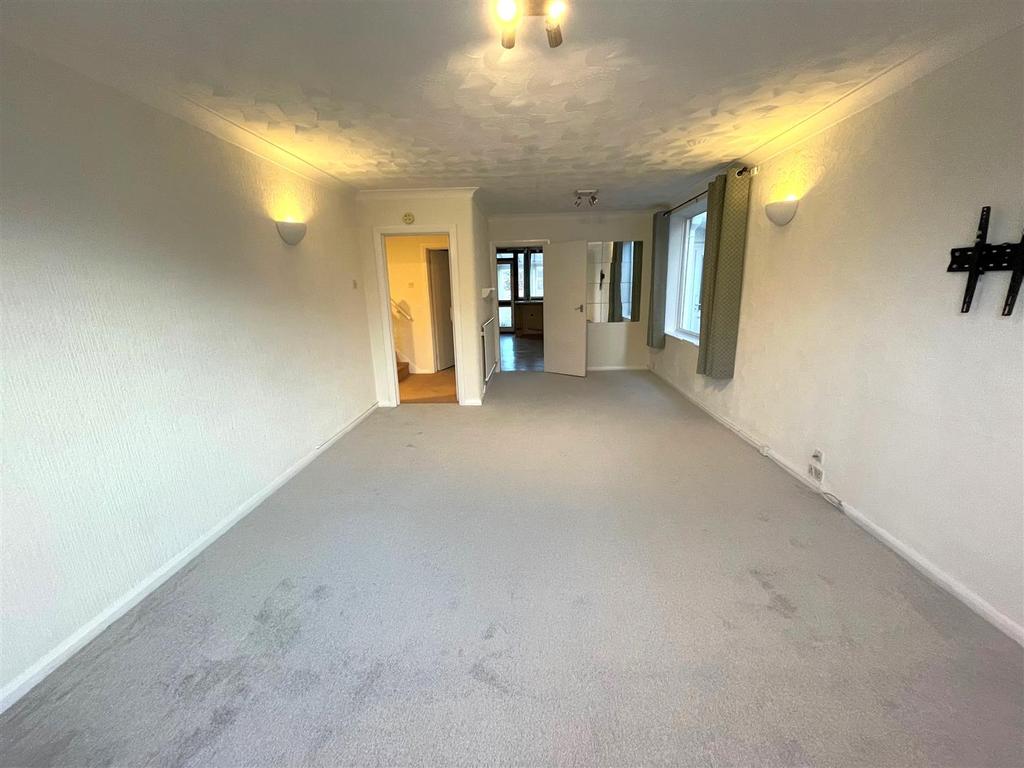 9 Church Street Charlton Kings... 3 bed house £1,750 pcm (£404 pw)