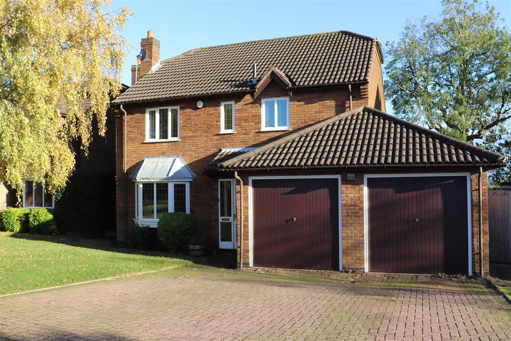 Pavillion Close, Aldridge 4 bed detached house £1,400 pcm (£323 pw)