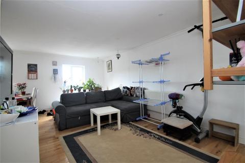 2 bedroom flat for sale - Old Church Road, London