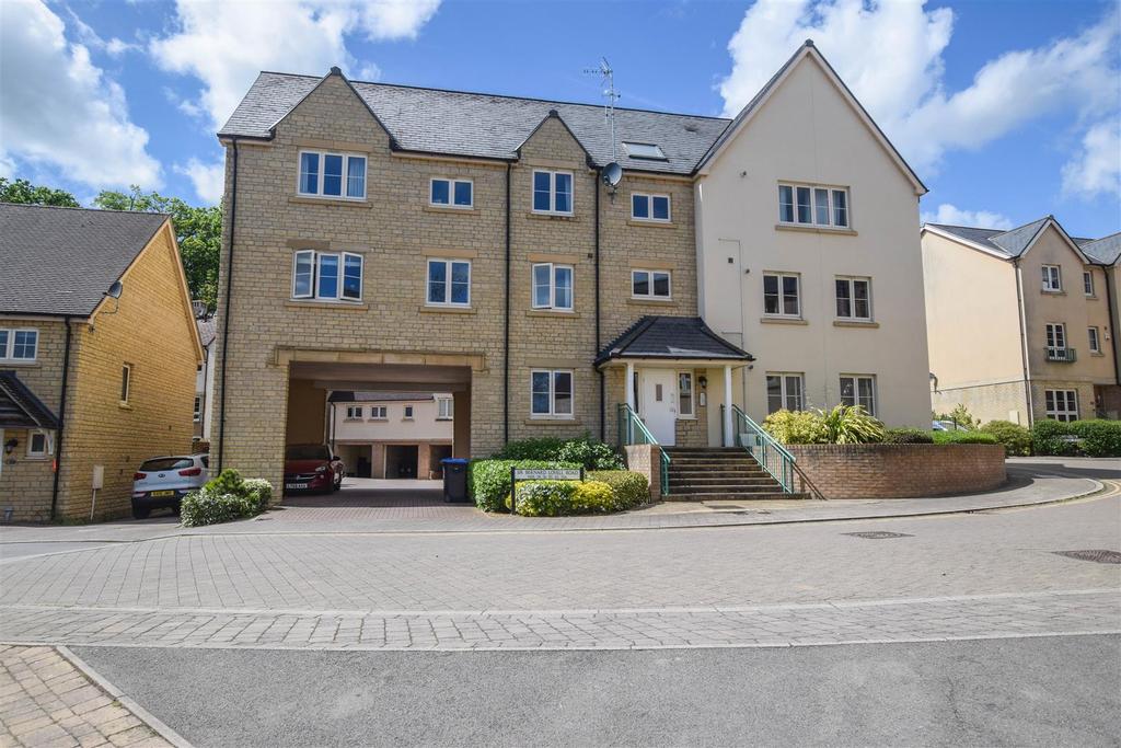 Sir Bernard Lovell Road, Malmesbury 2 bed flat £875 pcm (£202 pw)