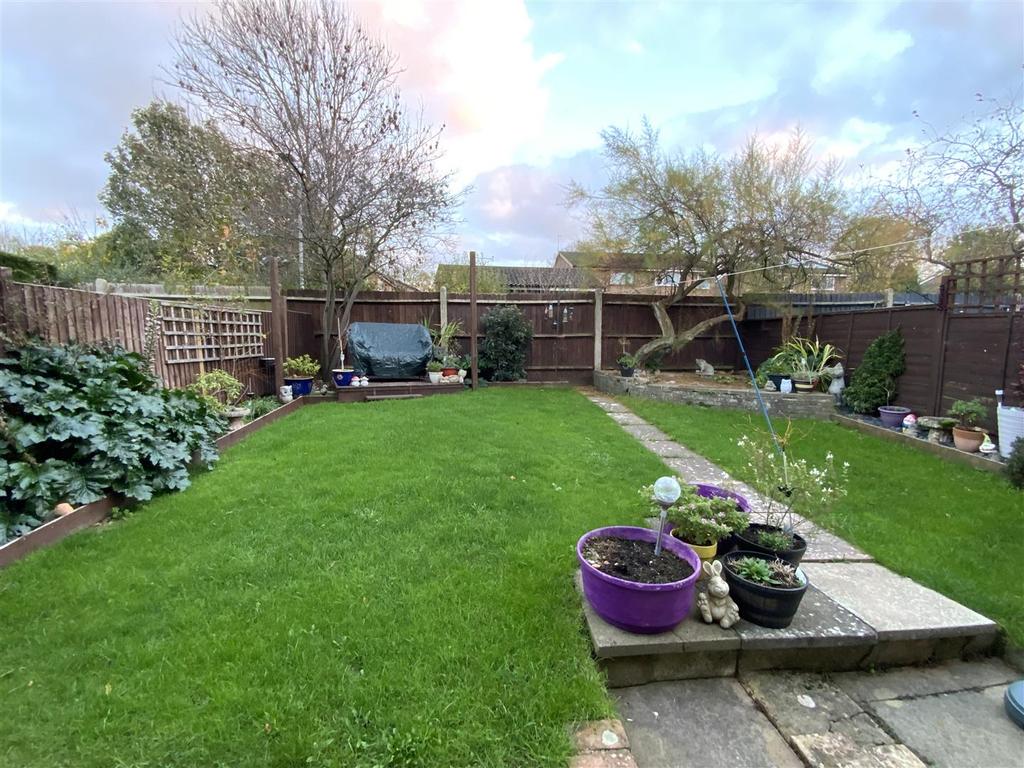 Hale Avenue, Stony Stratford, Milton Keynes 2 bed end of terrace house