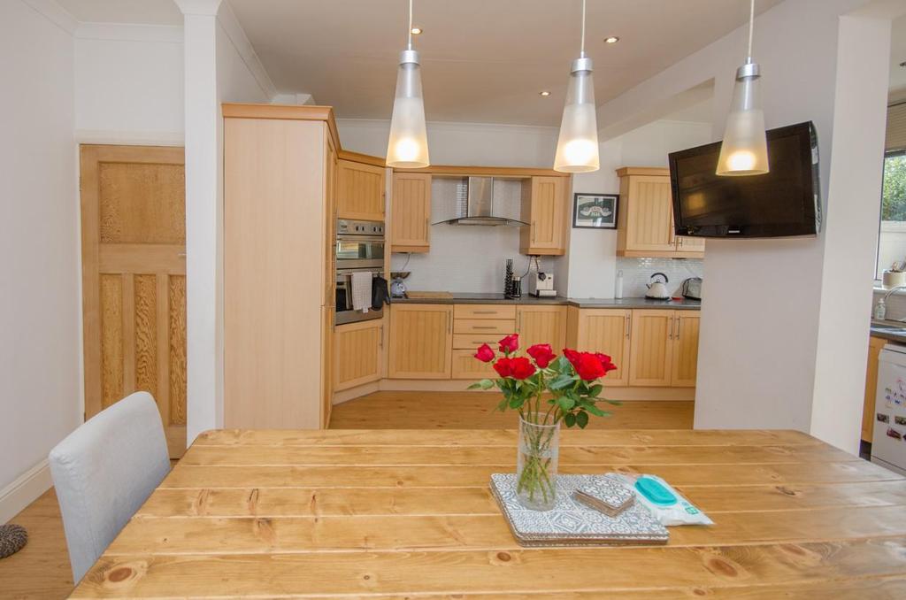 Kitchen 2.jpg