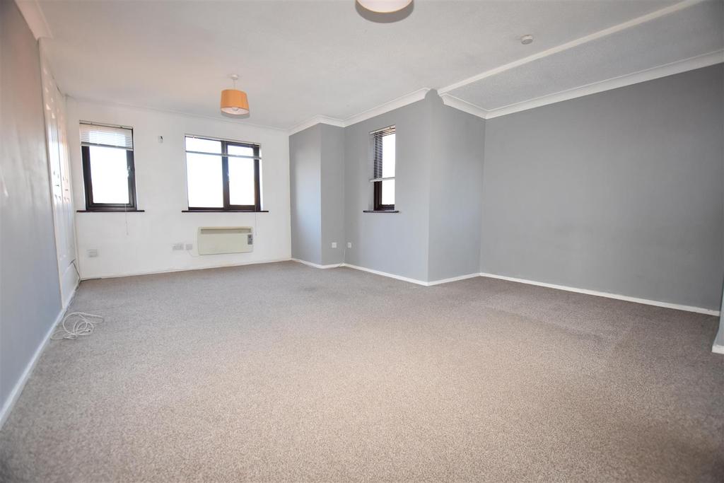 Berry Vale, South Woodham Ferrers... Studio £625 pcm (£144 pw)