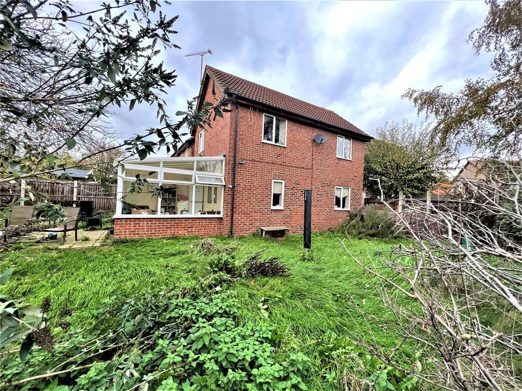Leslie Park, BurnhamOnCrouch 3 bed link detached house £315,000