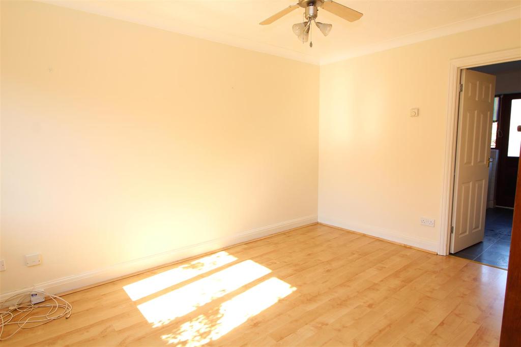Old Oak, Cottonmill Lane, St Albans... 2 bed terraced house £1,400