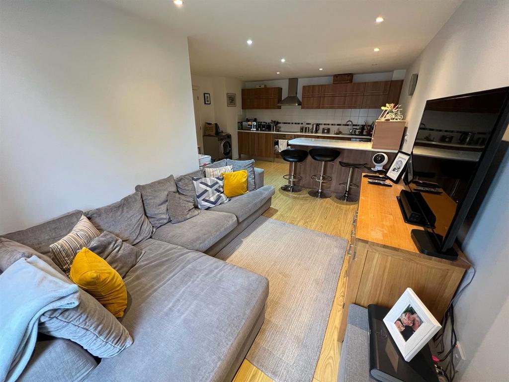Red Admiral Apartments, Stourbridge... 2 bed apartment £800 pcm (£185 pw)