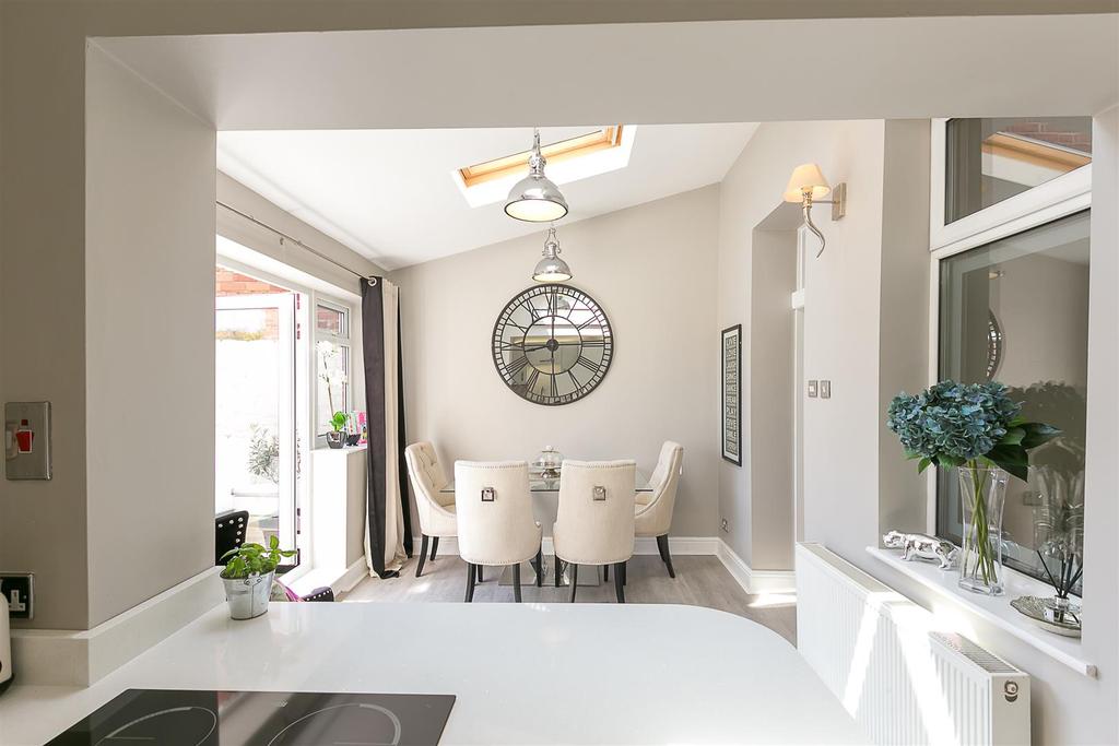 Salters Road, Gosforth, Newcastle... 2 bed flat £185,000