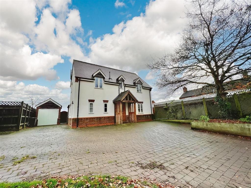 CHURCH END, NETHER BROUGHTON 3 bed detached house £1,295 pcm (£299 pw)