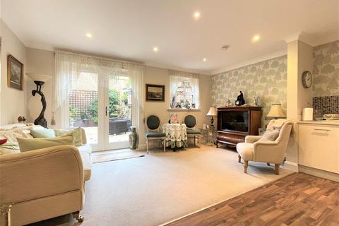 2 bedroom flat for sale - Furze Hill, Kingswood