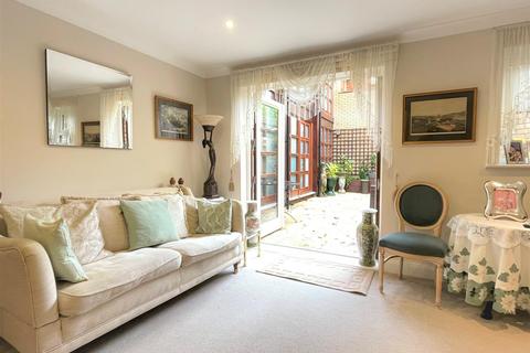 2 bedroom flat for sale - Furze Hill, Kingswood