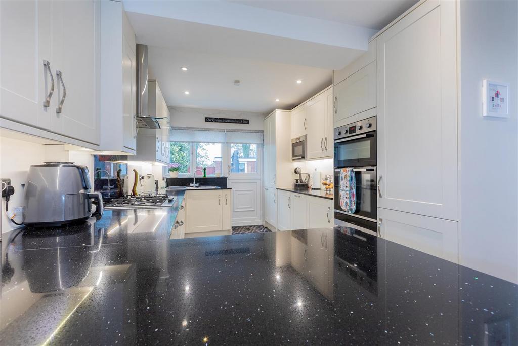 31 Warner Close-10.jpg
