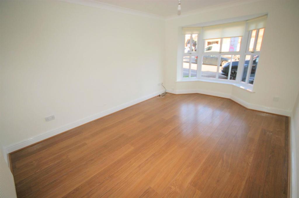 Bushmead 3 bed detached house to rent £1,495 pcm (£345 pw)