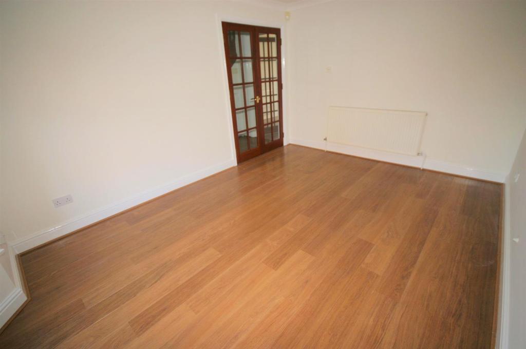 Bushmead 3 bed detached house to rent £1,495 pcm (£345 pw)