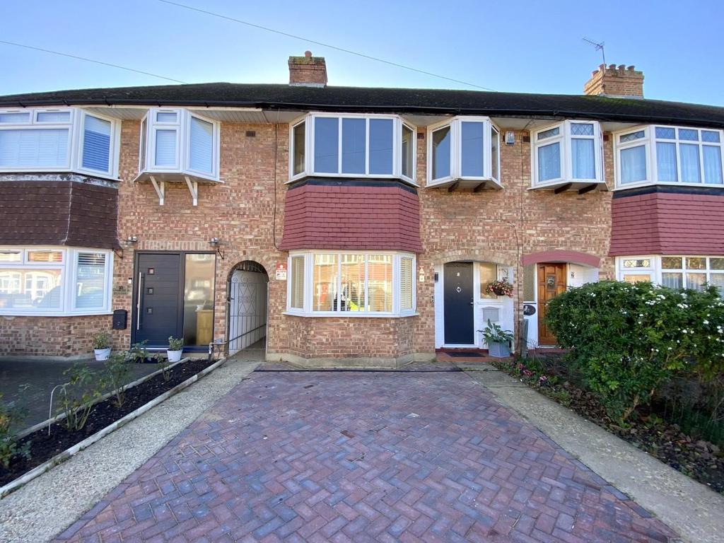 Sussex Gardens, Chessington 3 bed house £1,950 pcm (£450 pw)