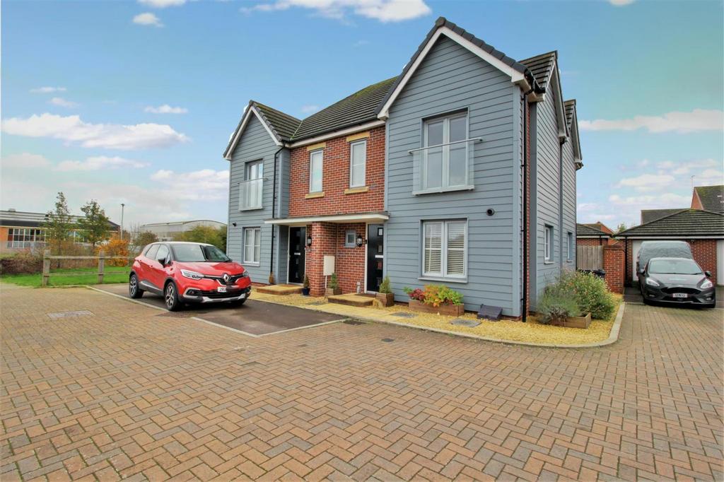 Mainsail Lane, Hempsted, Gloucester 3 bed semidetached house £315,000