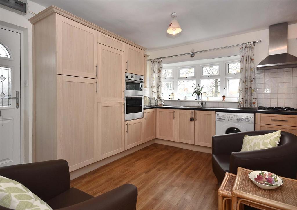 6 Lime Close-Kitchen.jpg