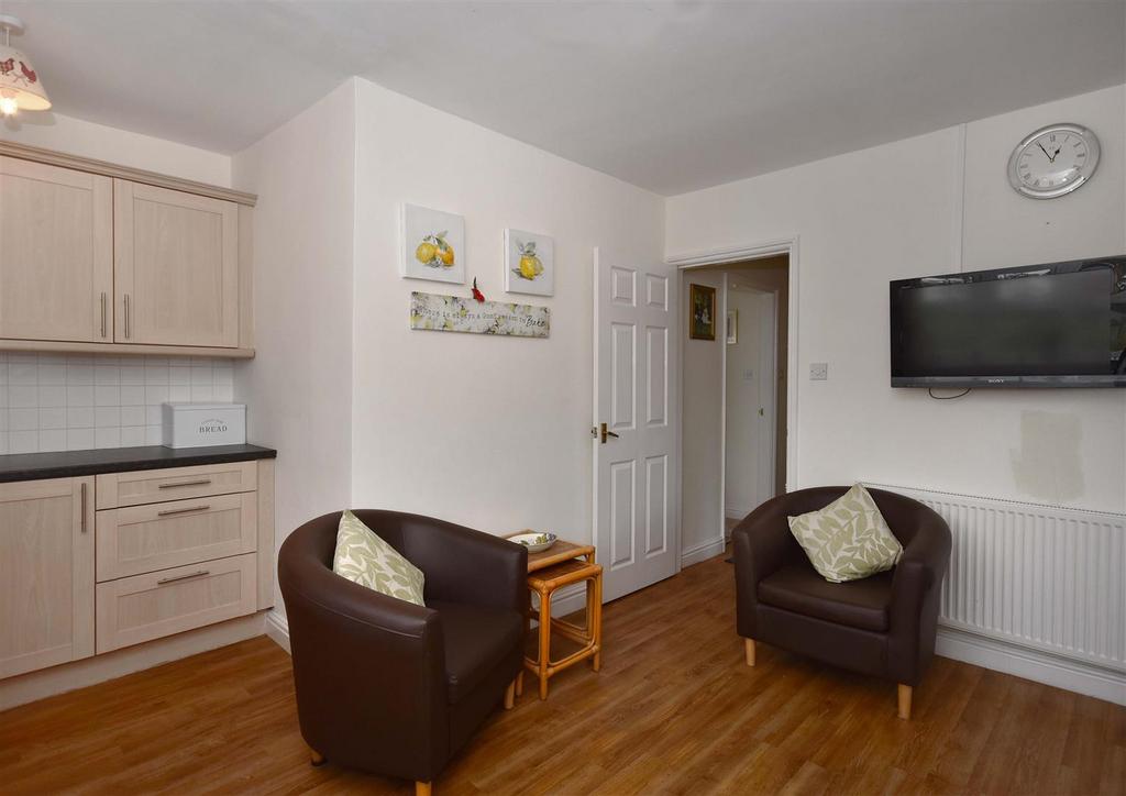 6 Lime Close-kitchen1.jpg