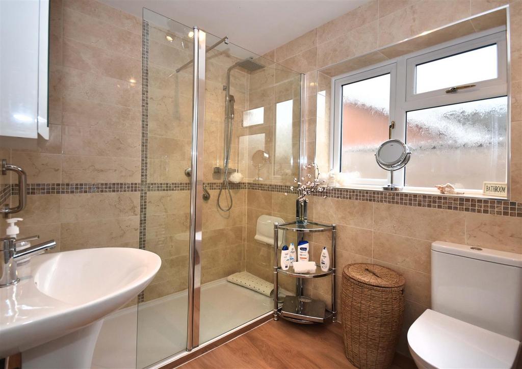 6 Lime Close-Shower Room.jpg
