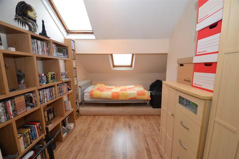17 Olive Grove, Bradford, BD8 0LG