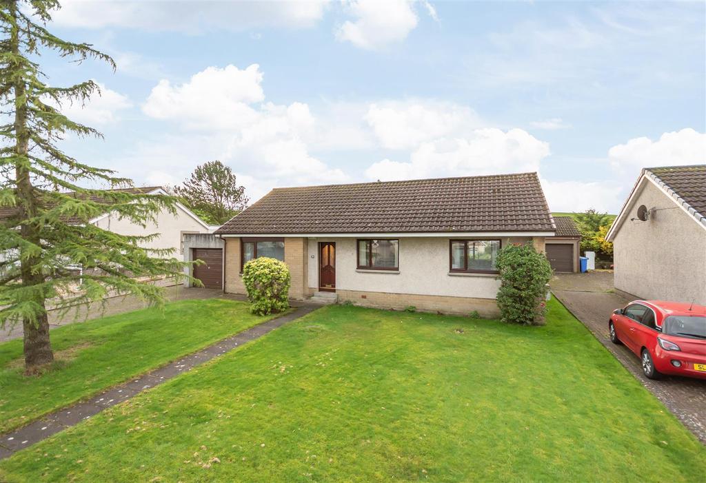 39 West Park, Carnock, KY12 9JU 4 bed detached bungalow £235,000