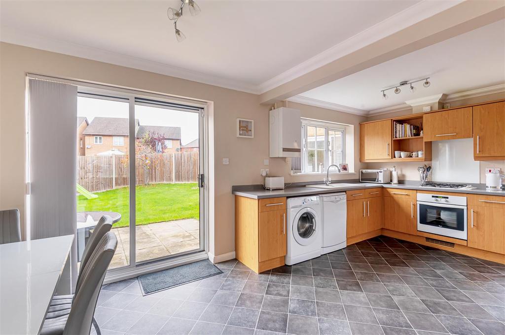 Thor Drive, Bedford 3 bed detached house £350,000