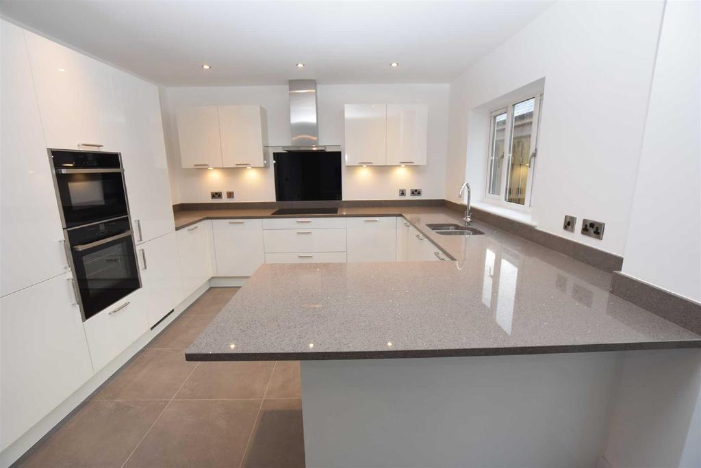 Grenfell Gardens, Colne 4 bed detached house £1,650 pcm (£381 pw)