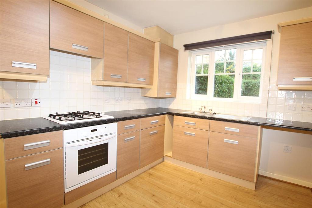 Rowantree Drive, Bradford 3 bed semidetached house £750 pcm (£173 pw)