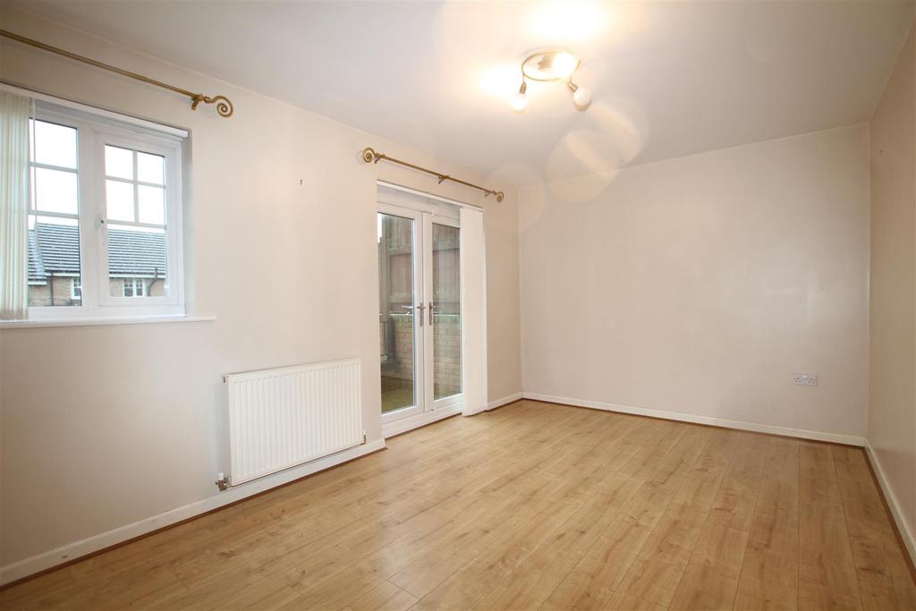 Rowantree Drive, Bradford 3 bed semidetached house £750 pcm (£173 pw)