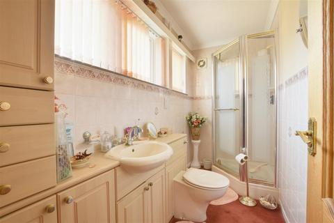 13 Pinewoods, Bexhill-on-sea, TN39 3UD