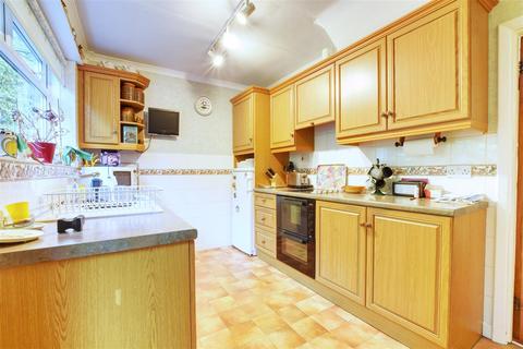 13 Pinewoods, Bexhill-on-sea, TN39 3UD