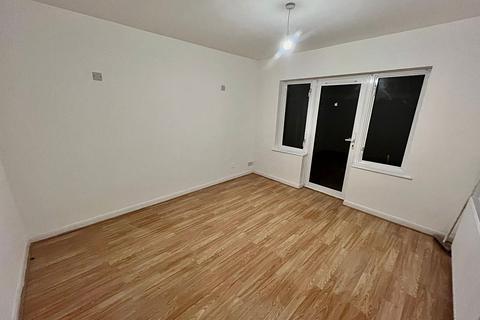 4 bedroom semi-detached house to rent - Blossom Way, Greater London, UB7