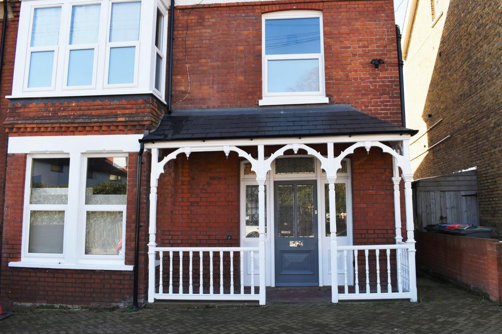 Pierremont Avenue, Broadstairs, CT10 2 bed apartment £995 pcm (£230 pw)
