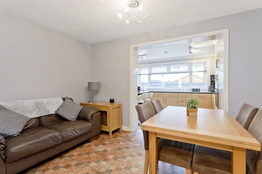 8 Yarrow Court, Penicuik, Midlothian, EH26 8HD 3 bed end of terrace