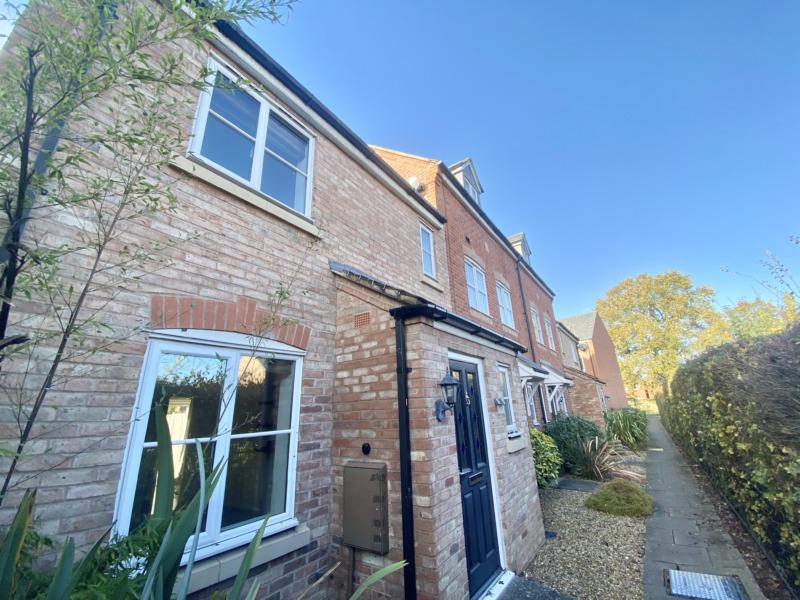 94 Wordsworth Avenue... 3 bed semidetached house £1,150 pcm (£265 pw)