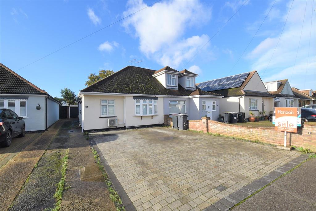 Spencer Gardens, Rochford 2 bed semidetached bungalow £340,000