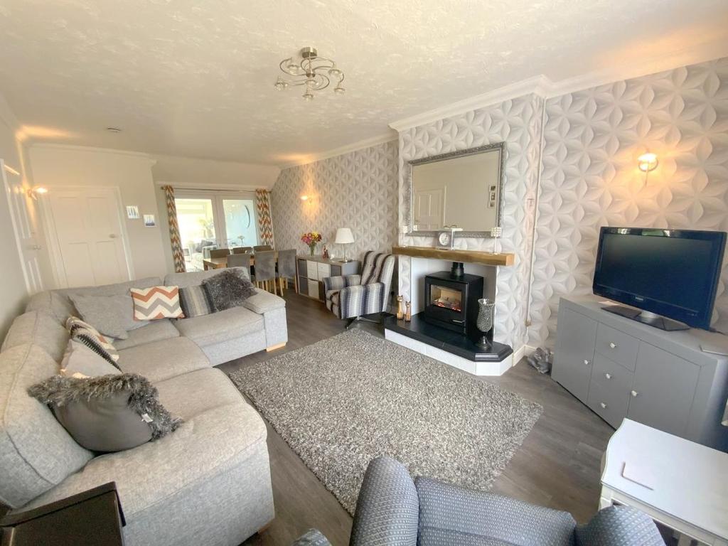 Little Coates Road, Grimsby 3 bed semidetached bungalow £210,000