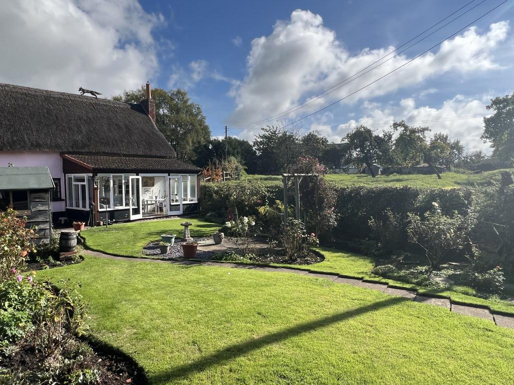 Broadclyst Road, Exeter, EX5 2 bed detached house for sale £415,000