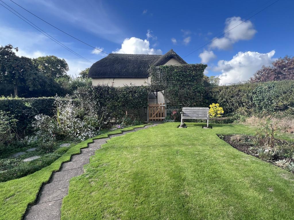 Broadclyst Road, Exeter, EX5 2 bed detached house for sale £415,000