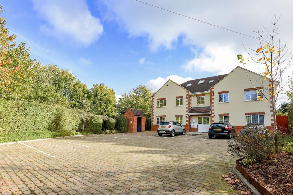 Bracknell, Berkshire, RG12 2 bed flat for sale £280,000