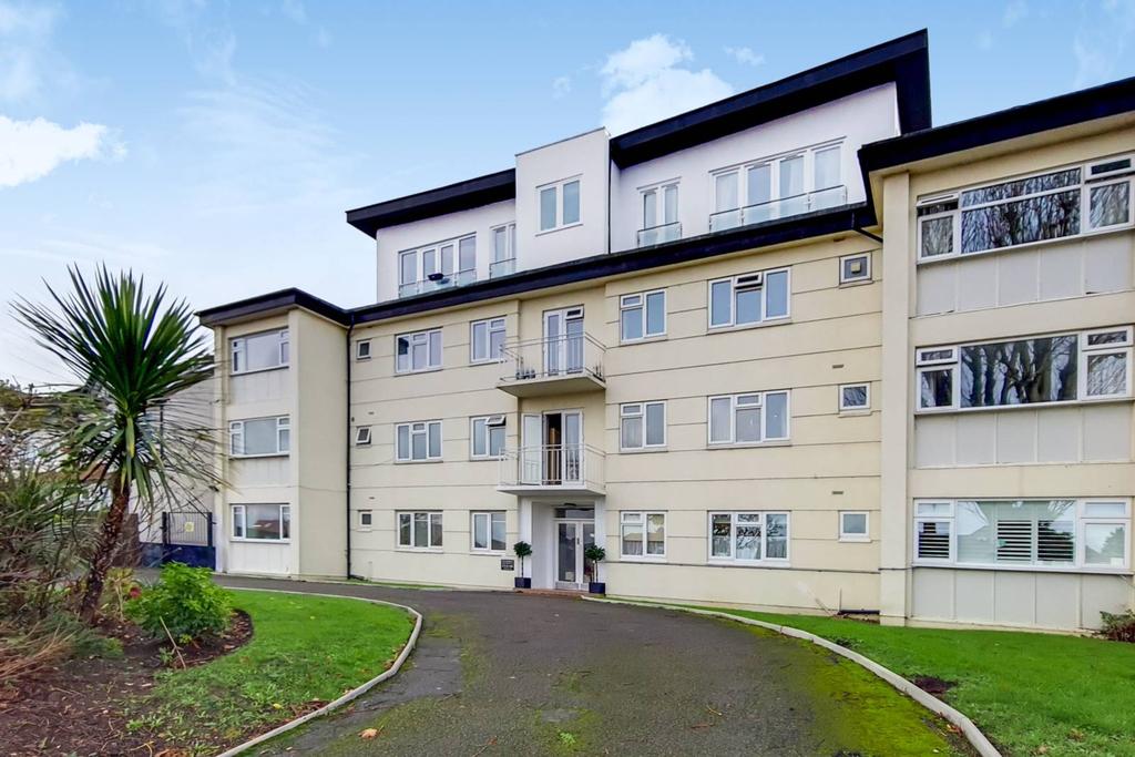 New Park Road, Streatham Hill... 2 bed flat £2,150 pcm (£496 pw)