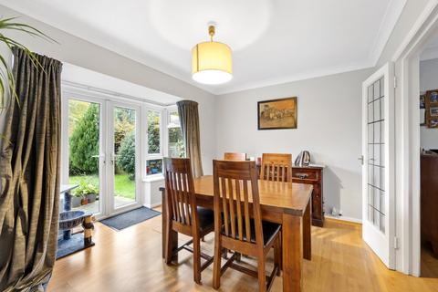 4 bedroom detached house to rent, Heathside, Esher