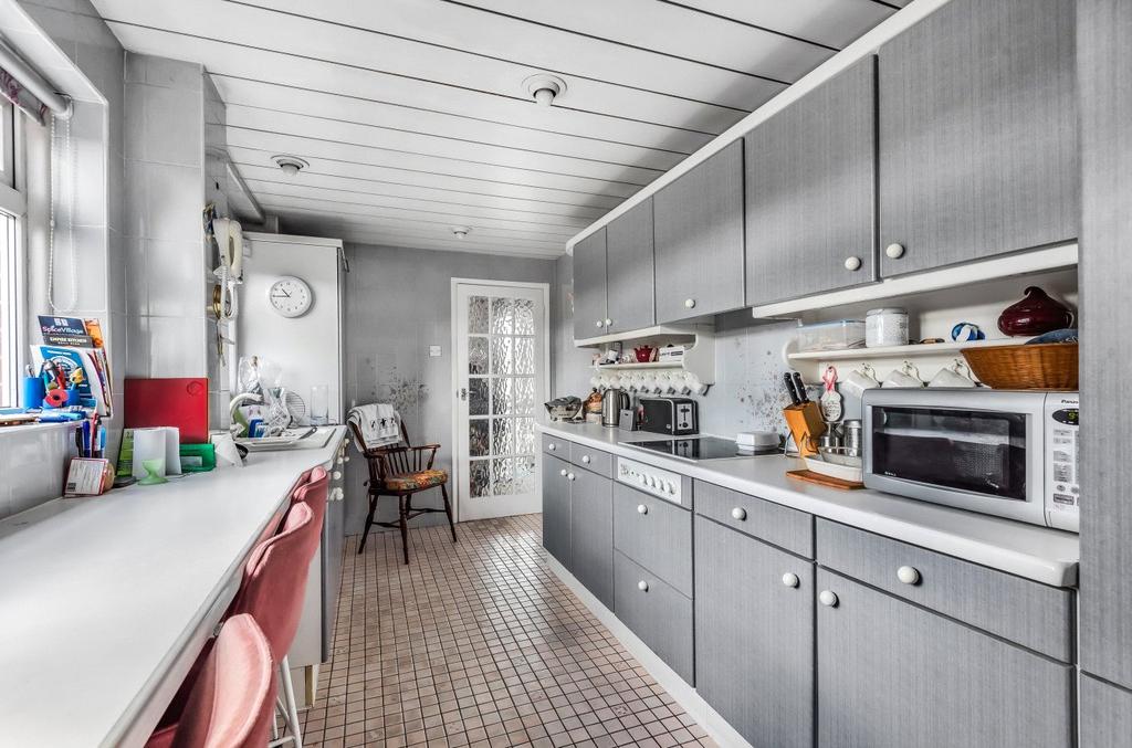 St. Cuthberts Close, Locks Heath... 4 bed detached house £1,500 pcm