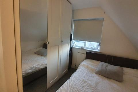 1 bedroom in a house share to rent, Golders Green Road, Golders Green, London, NW11