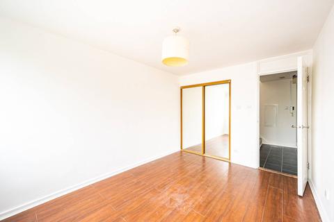 28 Hedingham Close, London, N1 8UA